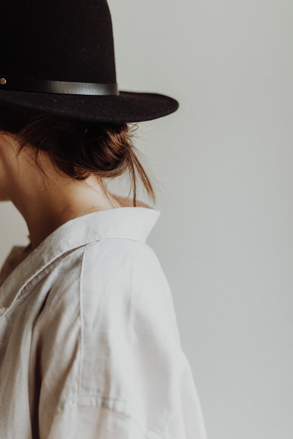 Girl with hat and linen shirt